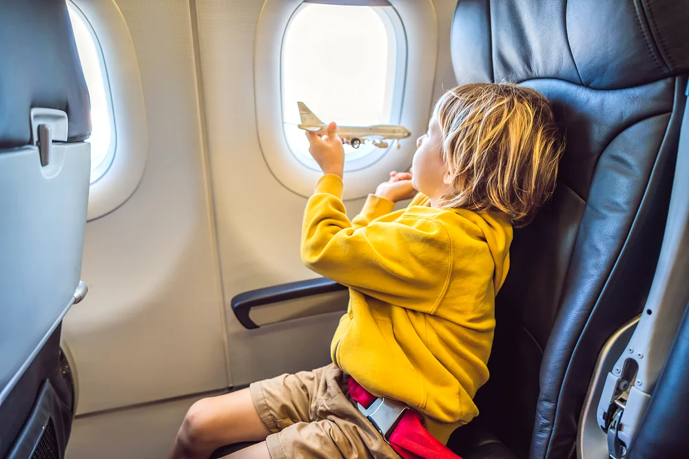 Jak przygotować się do podróży samolotem z dzieckiem